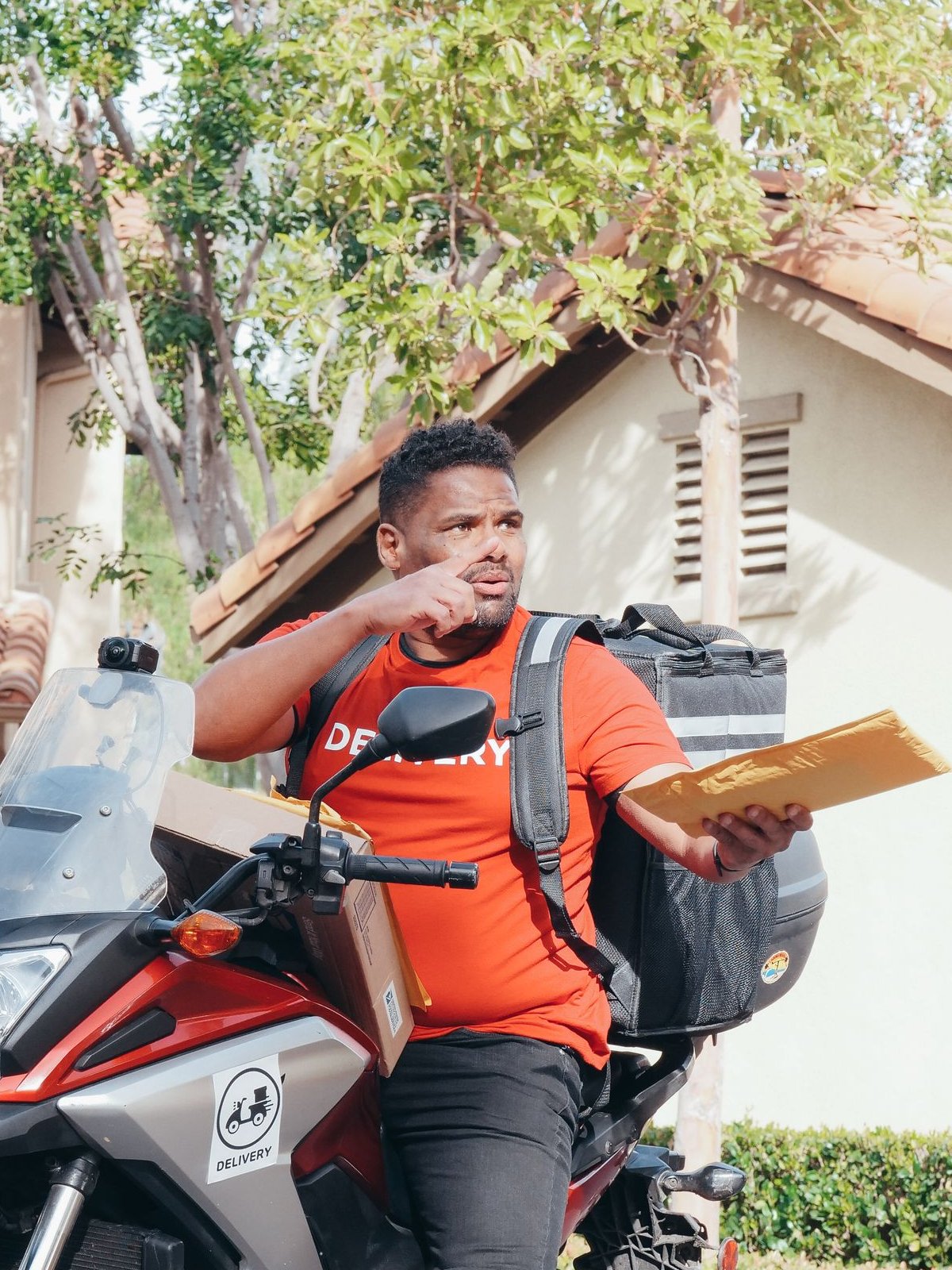 Entregador com motocicleta e bag térmica
